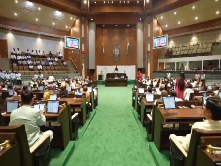 गुजरात विधानसभा में कांग्रेस आक्रामक, महिलाओं के खिलाफ हिंसा-रेप की बढ़ती घटनाओं पर सरकार को घेरा Congress aggressive in Gujarat Assembly, cornered the government on increasing incidents of violence and rape against women.