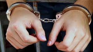 मुंबई में फर्जी मरीज बनकर क्लिनिक में घुसा डिलीवरी ब्वॉय, फिर डॉक्टर के गर्दन पर रख दिया चाकू और… Delivery boy enters clinic posing as fake patient in Mumbai