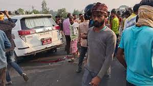 Bihar : डीएम की कार से कुचलकर तीन की मौत, एनएच पर लोगों ने किया बवाल Three died after being crushed by DM's car, people created ruckus on NH