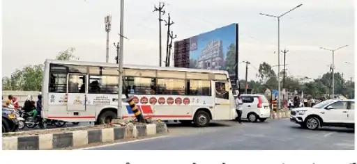 जमालपुर में मनबढ़ों ने रस्सी बांधकर सड़क जाम कर डांस किया। criminals tied rope and danced to block the road.