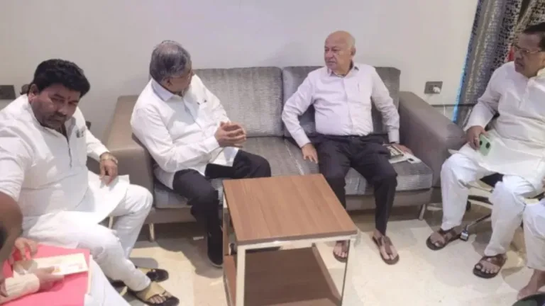 Maharashtra Politicsमिलिंद देवड़ा के बाद पूर्व सीएम सुशील कुमार शिंदे छोड़ेंगे कांग्रेस का साथ? will former CM Sushil Kumar Shinde leave Congress?