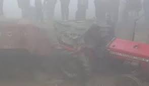 कोहरे में पलटी ट्रैक्टर-ट्रॉली, 3 की मौत Tractor-trolley overturns in fog, 3 dead