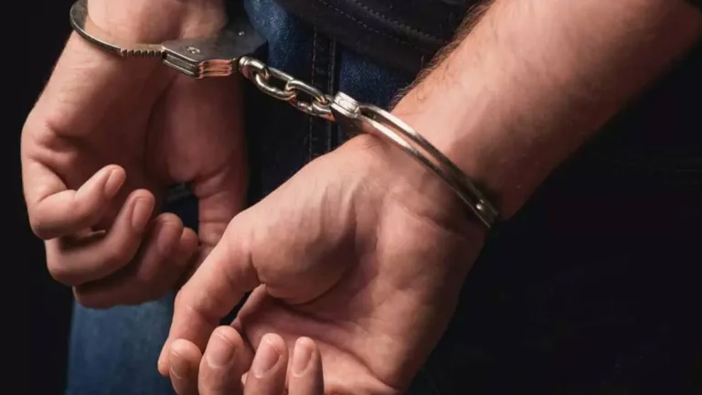 Navi Mumbai News4 साल से फरार हत्यारा गैंगस्टर गिरफ्तार, नवी मुंबई में पुलिस ने दबोचा Killer gangster absconding for 4 years arrested