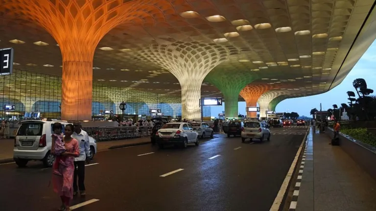 Mumbai Airport:मुंबई एयरपोर्ट पर ट्रैफिक सुधरा, विमानों के पहुंचने का समय हुआ कम : शिंदे सरकार Traffic improved at Mumbai Airport