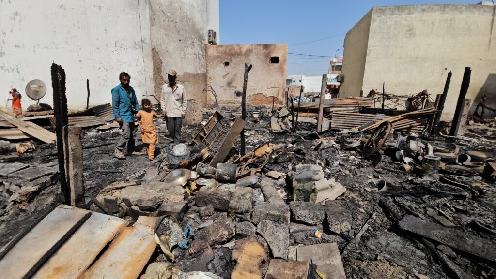 कच्छ : झोपड़ियों में आग लगाकर 15 परिवारों को जलाने की कोशिश Attempt to burn 15 families by setting fire to huts