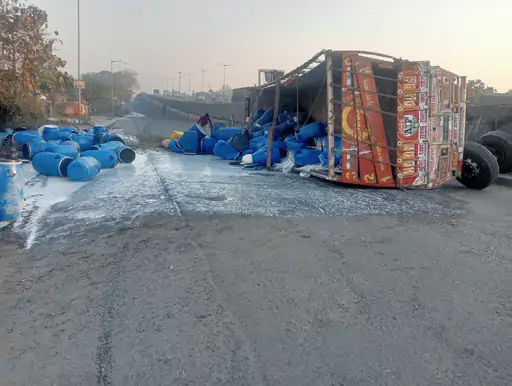 खरैल ओवरब्रिज के पास रेलिंग से टकराकर पलटा ट्रक Truck overturns after hitting railing near Kharail Overbridge