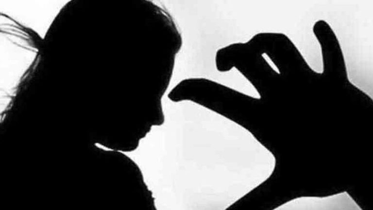 Mumbai Crime:शॉपिंग सेंटर के शौचालय में महिला वकील से छेड़छाड़, जान से मारने का प्रयास Woman lawyer molested in shopping center toilet