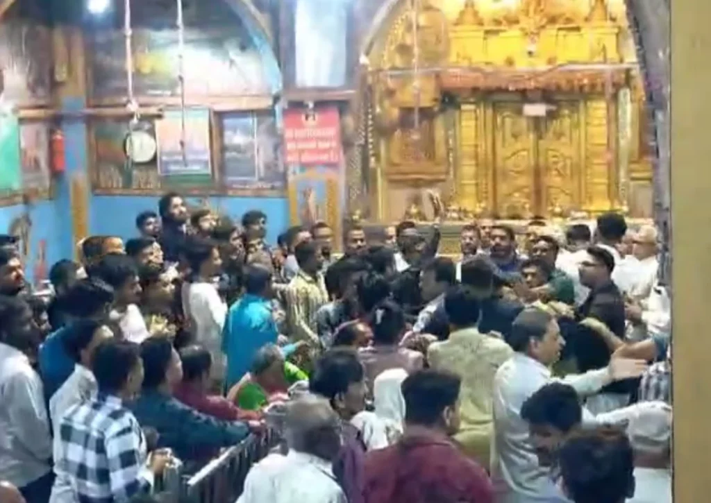 Fighting between devotees during Mangala Aarti