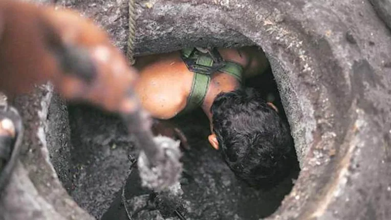 UP News:लखनऊ में सीवर की सफाई करने उतरे दो कर्मचारी की दम घुटने से मौत Two workers who came to clean sewer in Lucknow died