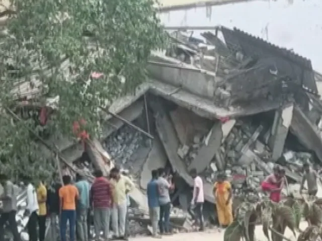 Mumbai: मुंबई के विक्रोली में बड़ा हादसा, स्लैब गिरने से बाप-बेटे दोनों की मौत Major accident in Vikhroli