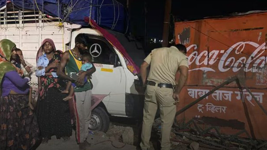 नागपुर में तेज रफ्तार कार ने 9 मजदूरों को कुचला, बच्चे समेत दो की मौत A speeding car crushed 9 labourers in Nagpur