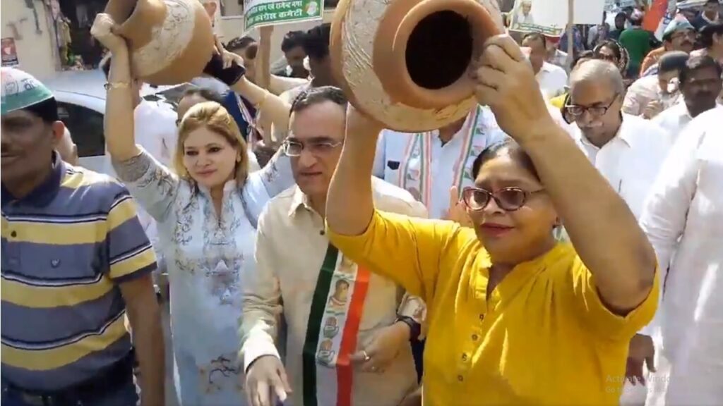 CM केजरीवाल के खिलाफ नारेबाजी, कांग्रेस ने किया ‘मटका फोड़’ प्रदर्शन Sloganeering against CM Kejriwal