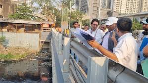 शहर में चल रहे नालों के सफाई का दौरा कर लिया जायजा The cleaning of drains in the city was inspected by visiting