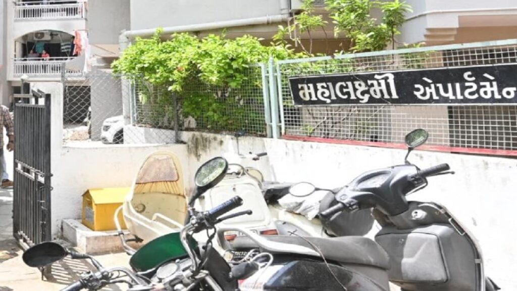 अहमदाबाद में पुत्र ने की मां की हत्या, खुद भी कर ली खुदकुशी In Ahmedabad, son killed his mother and then committed suicide