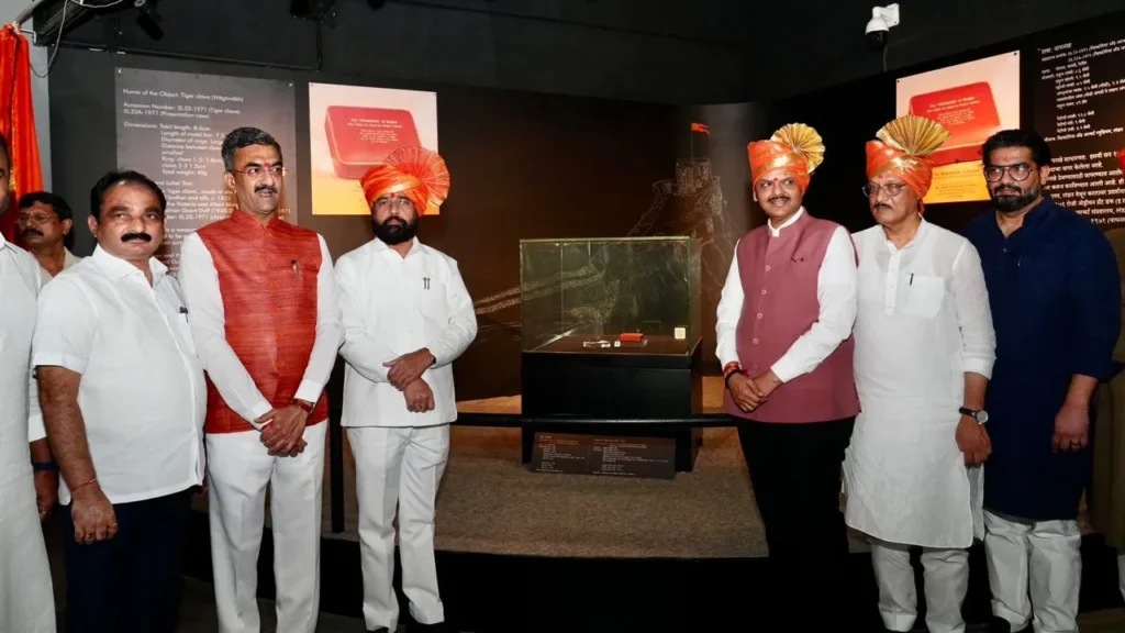 सातारा पहुंचा छत्रपति शिवाजी महाराज का ‘वाघ नख’, म्यूजियम में आम लोग भी कर सकेंगे दीदार Chhatrapati Shivaji Maharaj's 'Vagh Nakh' reached Satara
