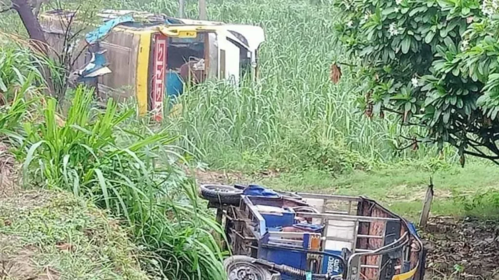 Two buses overturned in Muzaffarnagar