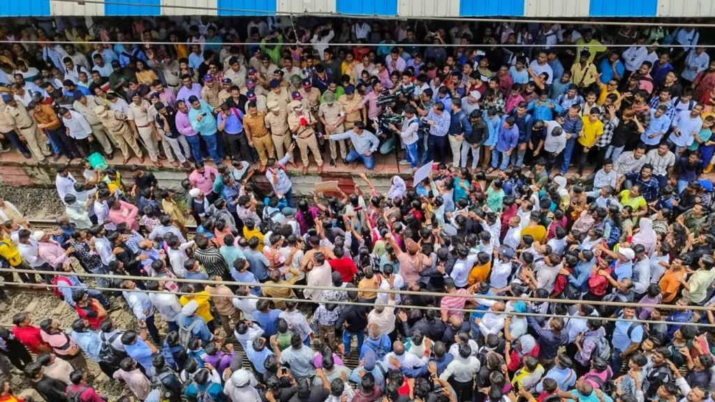 बदलापुर केस: मंत्री गिरीश महाजन ने प्रदर्शनकारियों पर पुलिस कार्रवाई को ठहराया सही, विपक्ष ने साधा निशाना Minister Girish Mahajan justified the police action on the protesters