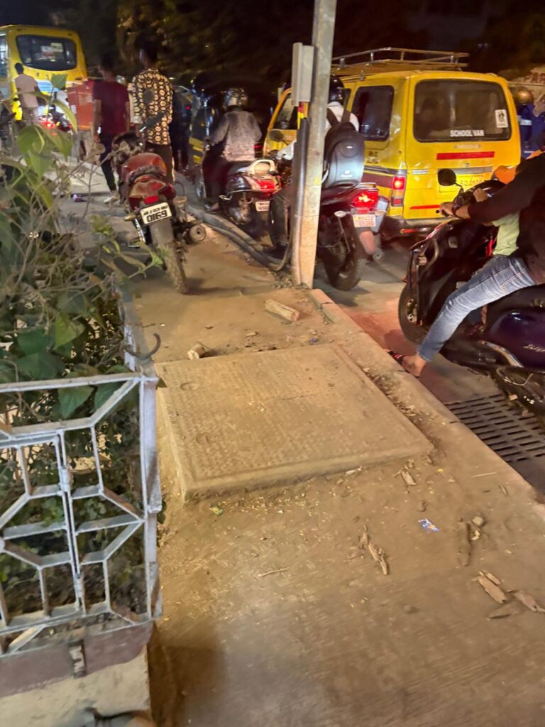 आम जनता परेशान हो रही हैं और म्युनिसिपल कॉरपोरेशन ध्यान ही नहीं दे रही हैं।